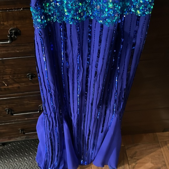 Stunning blue and green halter mermaid gown in sequin and beads - Picture 7 of 12